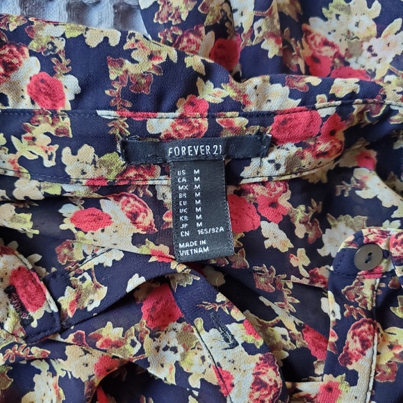 Floral button down blouse - Picture 2 of 3